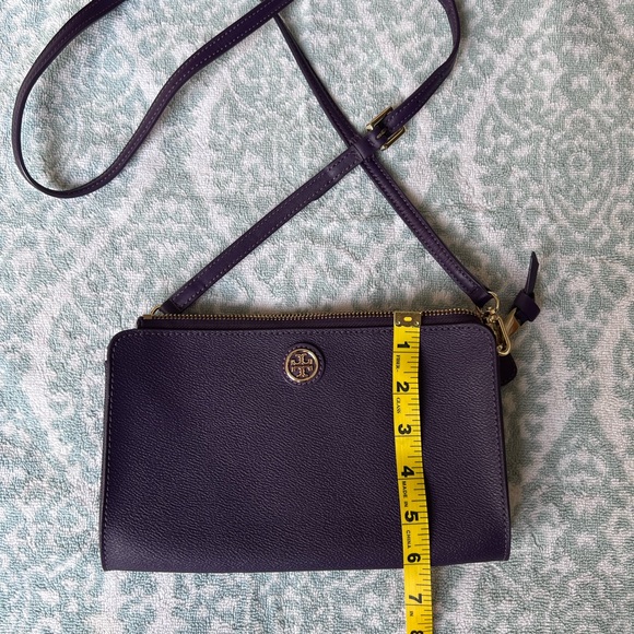 Tory Burch Cameron Easy Crossbody Clutch In Grainy Vinyl - Color: Purple Iris - Picture 5 of 9